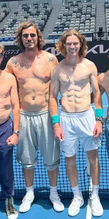 Андрей Рублёв и Марат Сафин снялись на корте с голым торсом