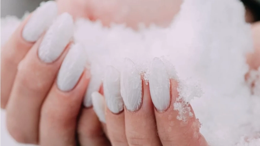 Легкие и элегантные: 6 стильных дизайнов маникюра, которые подойдут к зимнему времени года