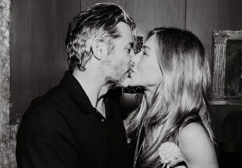 Бойфренд Дженнифер Энистон показал фото их поцелуя в честь её 57-летия