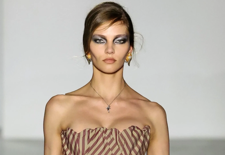 Алеся Кафельникова вышла на подиум показа Vivienne Westwood в рамках Недели моды в Париже